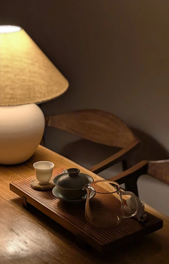 Чайная посуда с лампой на фоне