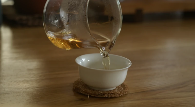 Чай, льющийся из чахая в пиалу