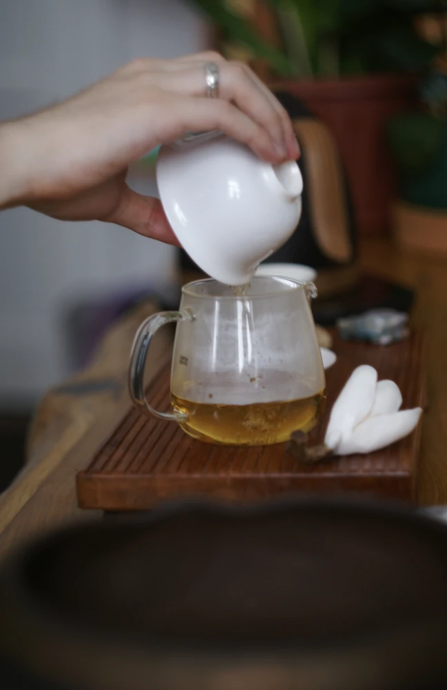 Чай, льющийся из гайвани в чахай